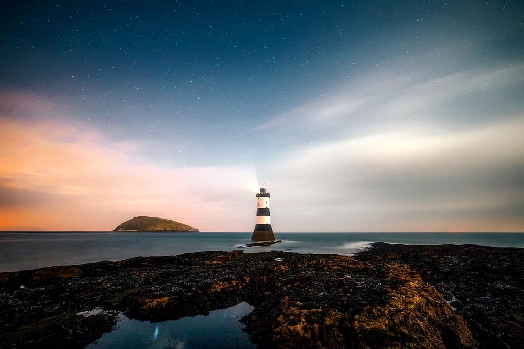 Satellite emergency beacon device