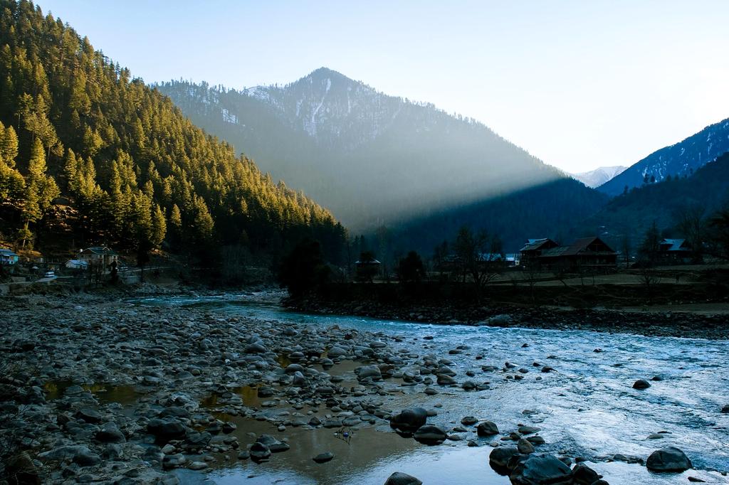 Advanced neural network visualization for travel intelligence analysis